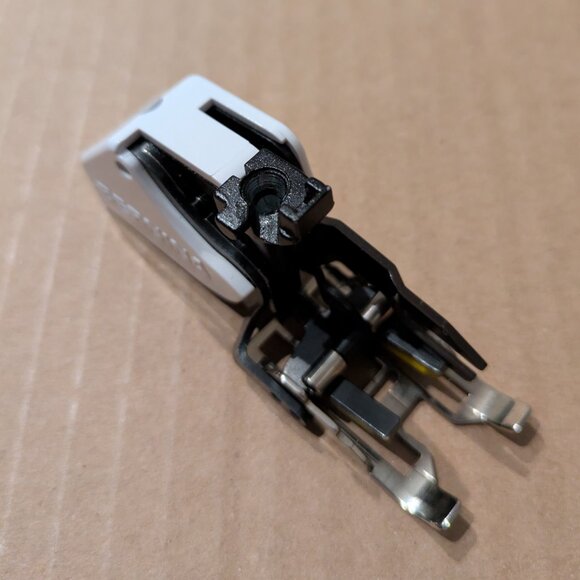 BERNINA old-style walking foot #50 with standard closed-toe sole - Picture 2 of 10